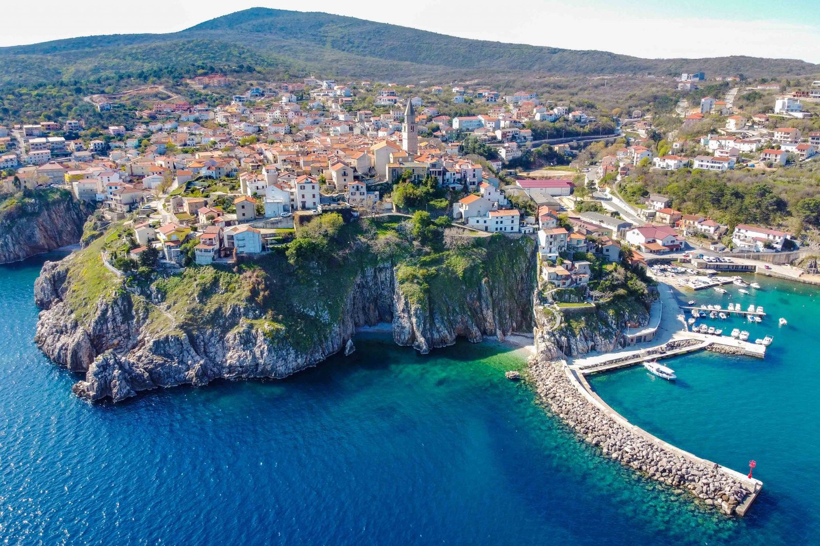 Vrbnik na otoku Krku - slikoviti gradić na litici s autohtonim vinom Žlahtina i pogledom na more